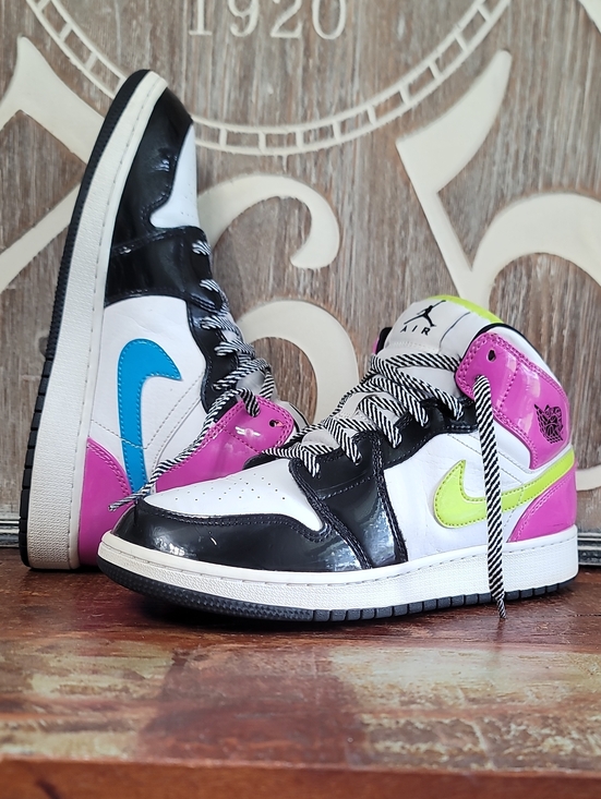 Jordan Shoes - Nike Air Jordan 1 Mid SE "Cyber Active Fuchsia"  Wmns 8, Good Condition.